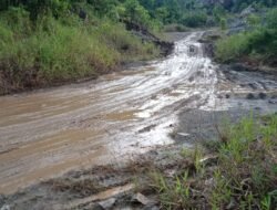 Dampak Penambangan Ilegal, Jalan Aspal ditutupi Luberan Lumpur